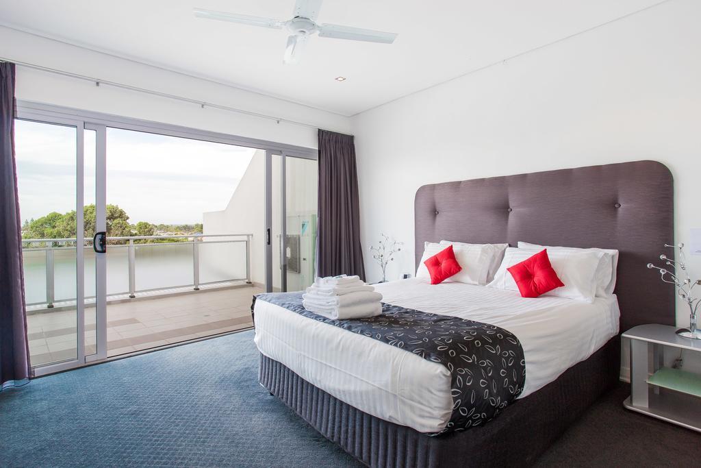 Spinnakers By Rockingham Apartments Esterno foto