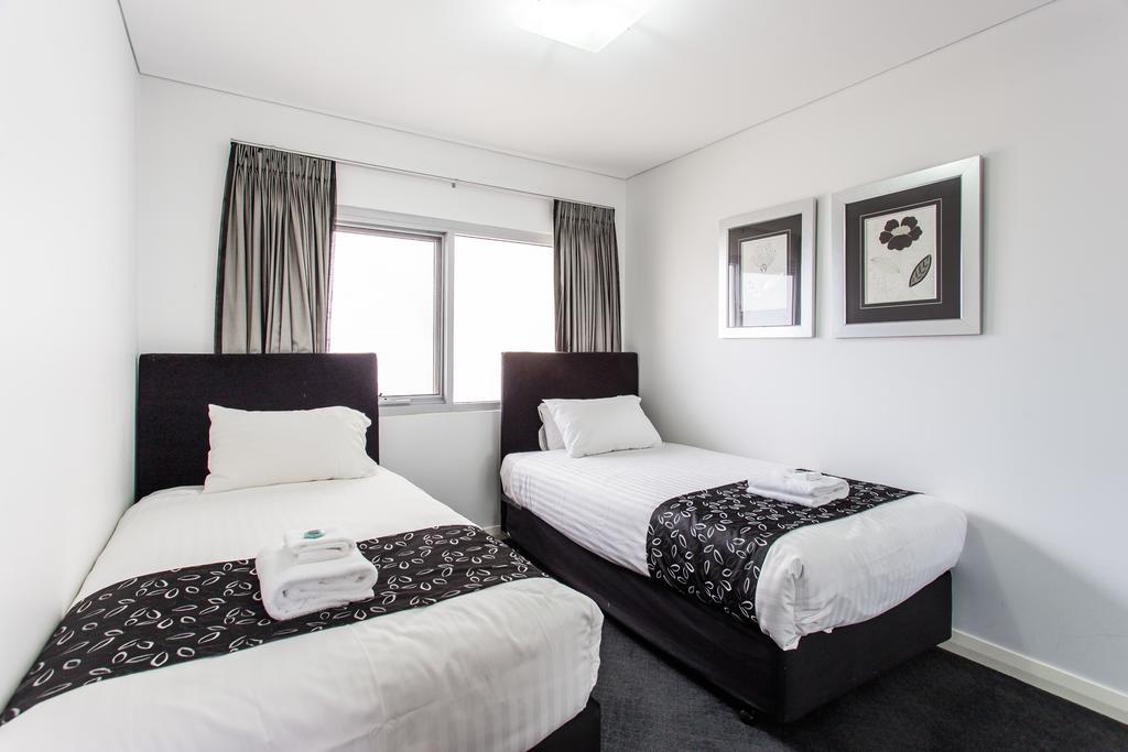 Spinnakers By Rockingham Apartments Esterno foto