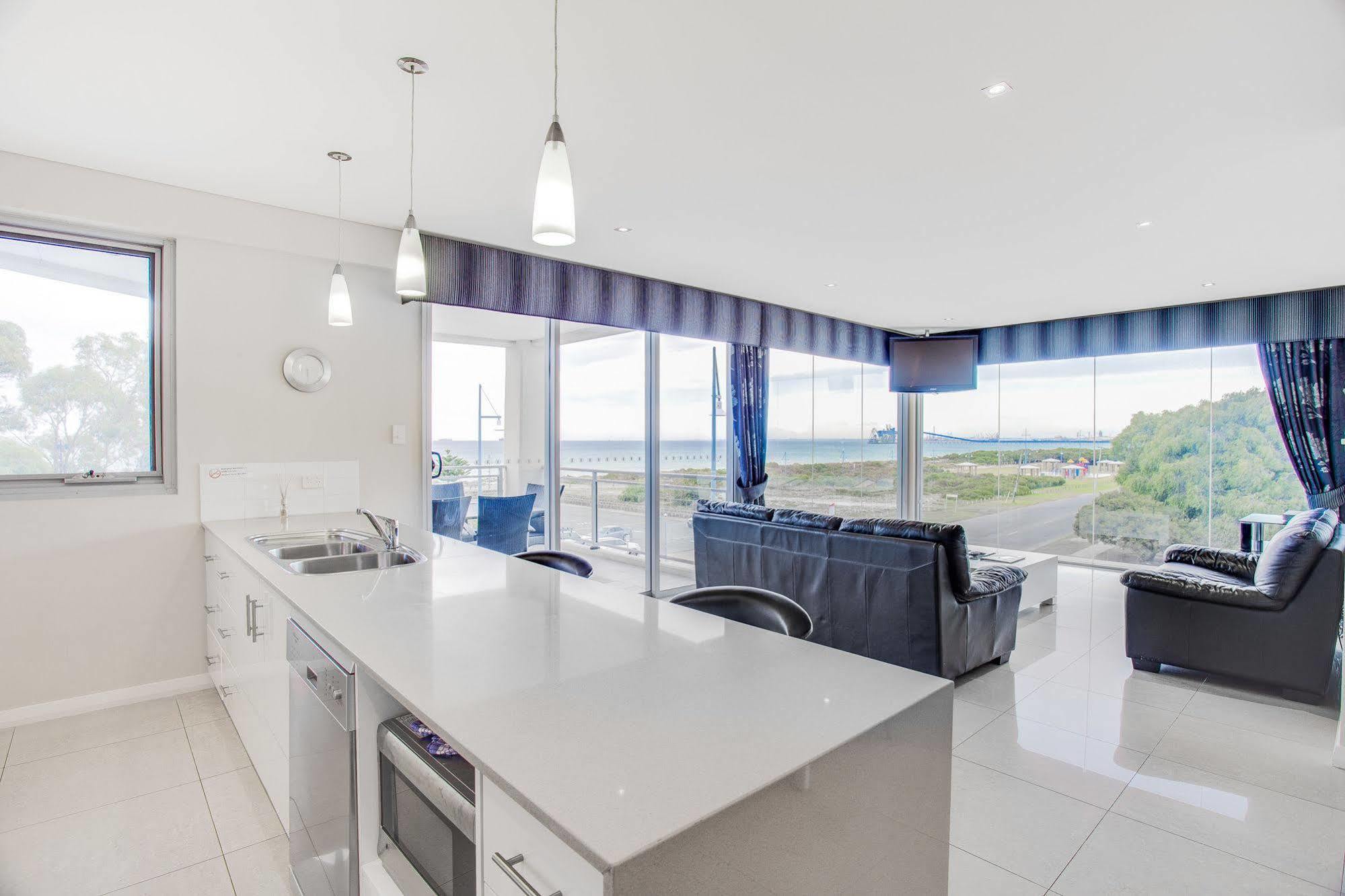 Spinnakers By Rockingham Apartments Esterno foto