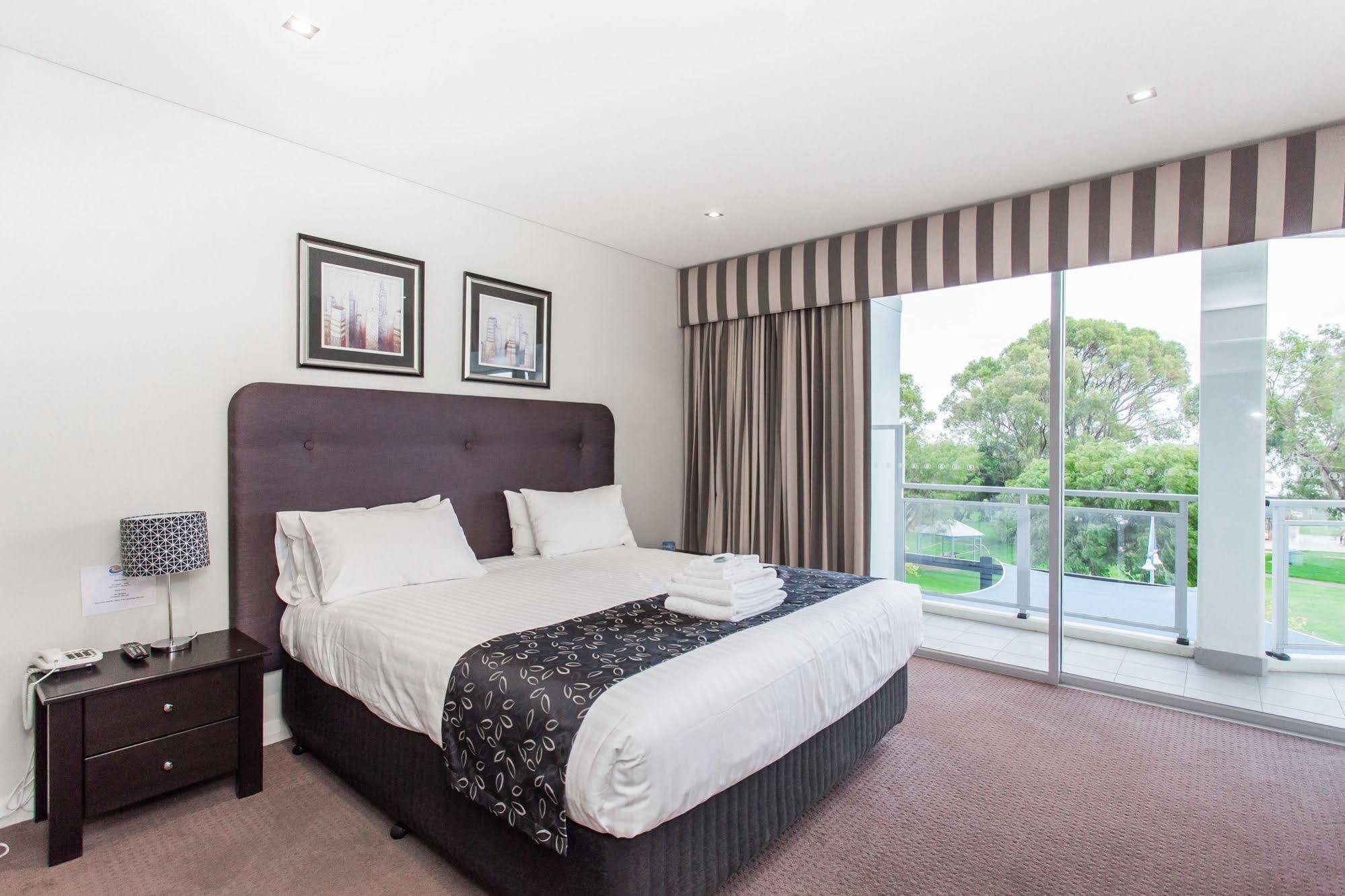 Spinnakers By Rockingham Apartments Esterno foto
